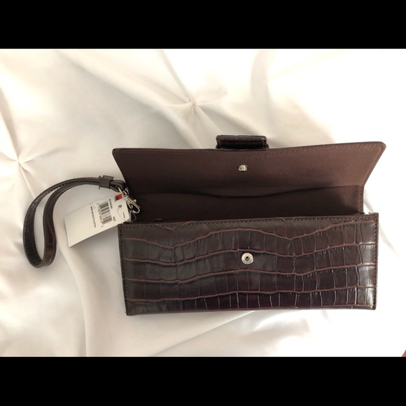 MUNDI Wide Buckle Clutch Wristlet || Burgundy - Picture 5 of 10